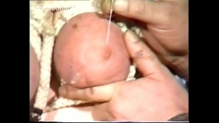 Mutter Sklavin mit ihren Brüsten zusammengebunden + enorme Nadeln darin wurde Finger gefickt