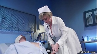 Une infirmière bien roulée domine un patient garçon