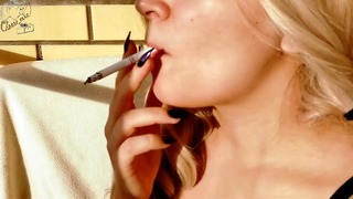 Adolescente lussuriosa fuma, fa un lavoro orale e manuale