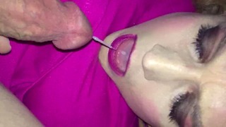 Abby Cumming nella sua bocca femminuccia
