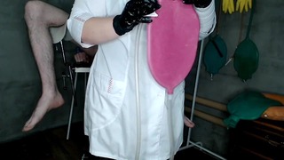 Chubby Lovely Nurse dává pacientovi sáček na klystýr o objemu 1.5 litru