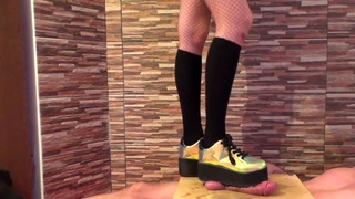 Dick Crush s topánkami s ťažkou platformou