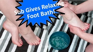 Femdom College-Mädchen lässt devoten Jungen ihre stinkenden Füße waschen und ihre Beine anbeten