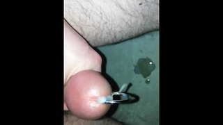 Я вставил петушиное кольцо в уретру.