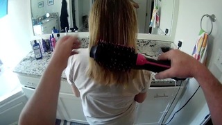 Felszarvazott férj megszárítja a keféket Hotwife haját a randihoz Felszarvazott bikabolyhos készítmény