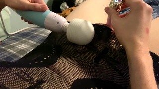 Femboy ne peut pas gérer l'utilisation de deux vibrations une fois et tire du sperme à travers la robe