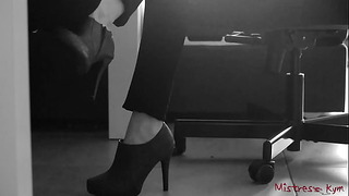 Femdom 妻がブーツと足を舐められる – 女神キム
