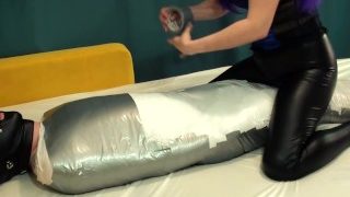 Mummificatie op lange termijn. Encasement ducttape bondage