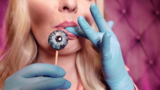 青いニトリル手袋でキャンディを食べるアリア・グランダーセクシー Asmr ビデオ
