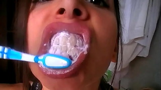 Spucken Sie die Zahnpasta aus! Einfach widerlich
