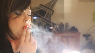Regno Unito Domme Tina Snua fumare una sigaretta di sughero con il naso esala