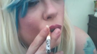 Una bionda BBW Mistress Tina Snua fuma una sigaretta di sughero con derive