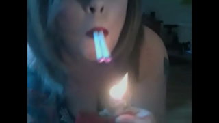 BBW Британската богиня Тина Снуа пуши 2 цигари без филтър едновременно