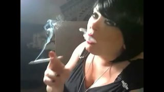 BBW Domme Tina Snua dohányzik egy 120-as kúp- és orrkilégzéssel