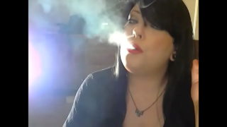 BBW Domme Tina Snua fuma um cigarro de cortiça com bombeamento e deriva