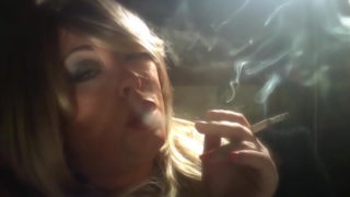 BBW Domme Tina Snua καπνίζει ένα τσιγάρο βαθιά ανάμεσα στα δάχτυλα με παρασυρόμενη