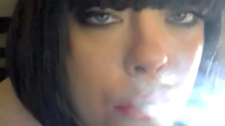 BBW Mistress TIna Snua raucht eine Pall-Mall-Zigarette