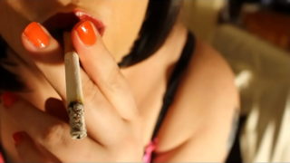 BBW Amante del Reino Unido fumando un cigarrillo de corcho de cerca