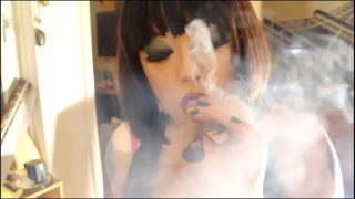 Stor smuk kvinde Dominatrix Tina Snua ryger en cigar og viser spaltning