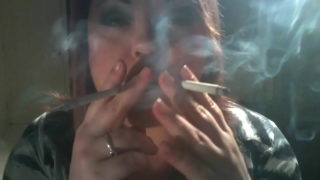 英国の BBW Mistress Tイナ・スヌアは一度に2本のタバコを吸うので、あなたに喫煙奴隷になってほしいと望んでいます