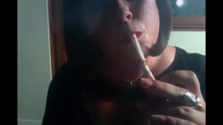 영국의 통통한 여신 Tina Snua Chain이 담배 120개를 피우다