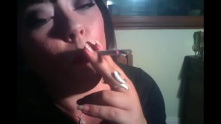 Пухлая домина Tina Snua курит сигареты без фильтра