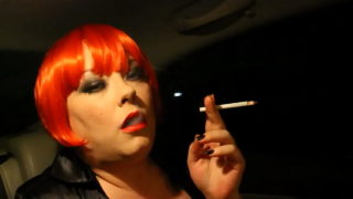 La paffuta Tina Snua fuma a catena 2 120 sigarette in macchina