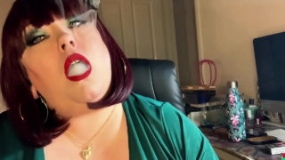 Die mollige britische Domme Tina Snua Chain raucht zwei Korkzigaretten, während sie mit ihren Titten spielt – Omi, Nose & Cone atmen aus, treiben