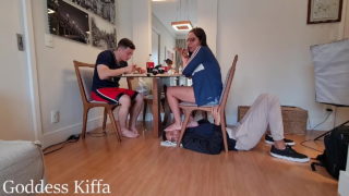 Cuckold Real Life Ep 3 - Hotwife prend un repas avec son amant Alpha pendant que Cuck sert et mange sous la table - Cocu - Pied