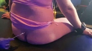 Dominatrix Mara forvandler sin søsske til en lyserød Barbie-feminiseringskink / BDSM POV