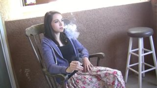 Емілі Ґrey Сексуальна дівчина-підліток курить сигарети