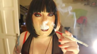 Το Fat Domme Tina Smua καπνίζει ένα τσιγάρο χωρίς φίλτρο σε μια θήκη