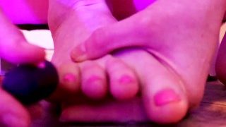 Foot Fetish – 여신 D는 당신의 숭배를 위해 발가락을 예쁜 분홍색으로 칠합니다