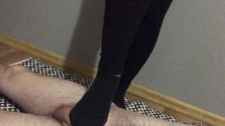 Момиче трамли топки CBT В черни чорапи
