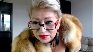 Milf La salope russe de webcam Aimeeparadise dans un manteau de fourrure souffle en fumant face à son esclave virtuel !