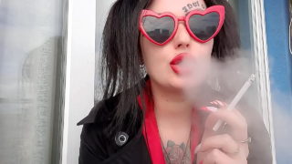 Sexy fumar torção da amante Nika.
