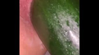 Vrouw gebruikte komkommer bij het bedelen van sissy-man