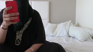 Arabische Cuckold-Stiefmutter demütigt Stiefsohn