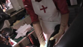 Rubbernurse Agnes – Czerwona sukienka pielęgniarki kliniki, biały fartuch, czarna maska ​​Fellatio, część 2: ręczna robota, wibrator z głębokim tyłkiem