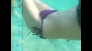 Onderwater Ballbusting Trailer Ballbustingstacy Bikinistoten Trek testikels op het strandpubliek